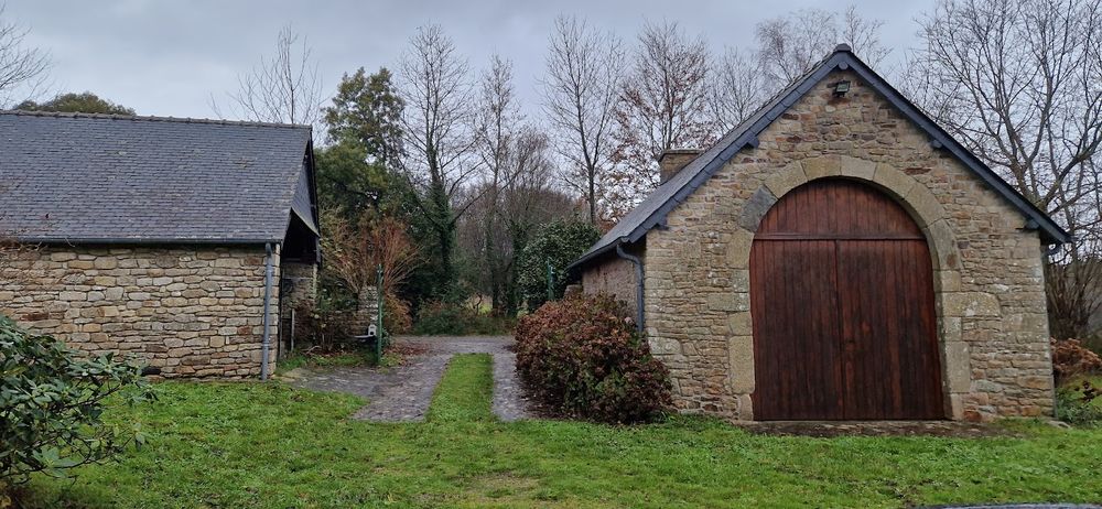 Longère avec 4 dépendances, puits, four à pain sur 4500m2
