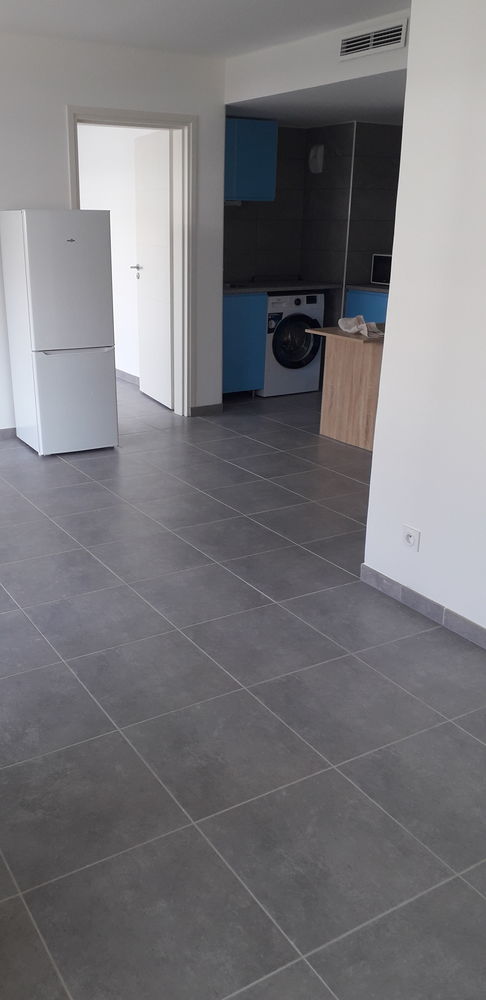 Particulier T2 neuf, garage, emplacement moto