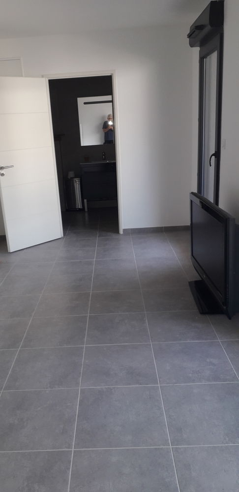 Particulier T2 neuf, garage, emplacement moto