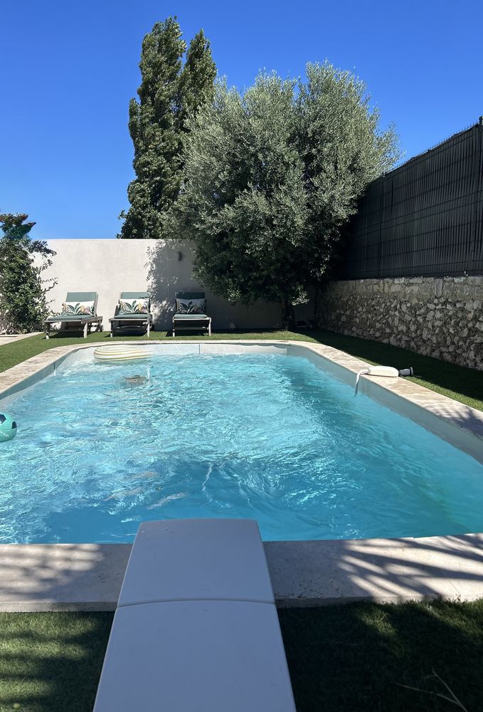 Maison familiale avec piscine et extérieurs aménagés