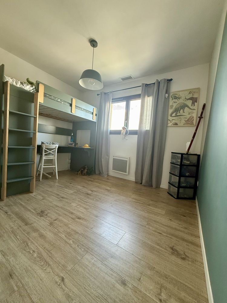 Maison familiale avec piscine et extérieurs aménagés