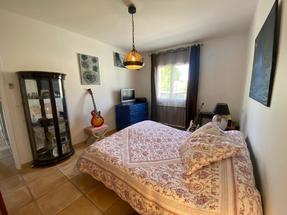 Maison de 150 m² avec piscine sur terrain de 1 000 m² 3 c