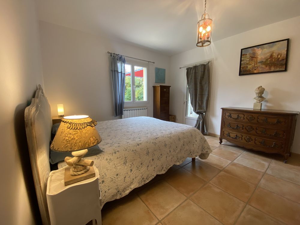 Maison de 150 m² avec piscine sur terrain de 1 000 m² 3 c