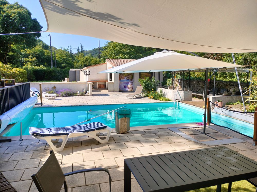 Maison familiale avec piscine, panneaux solaires et dépendan