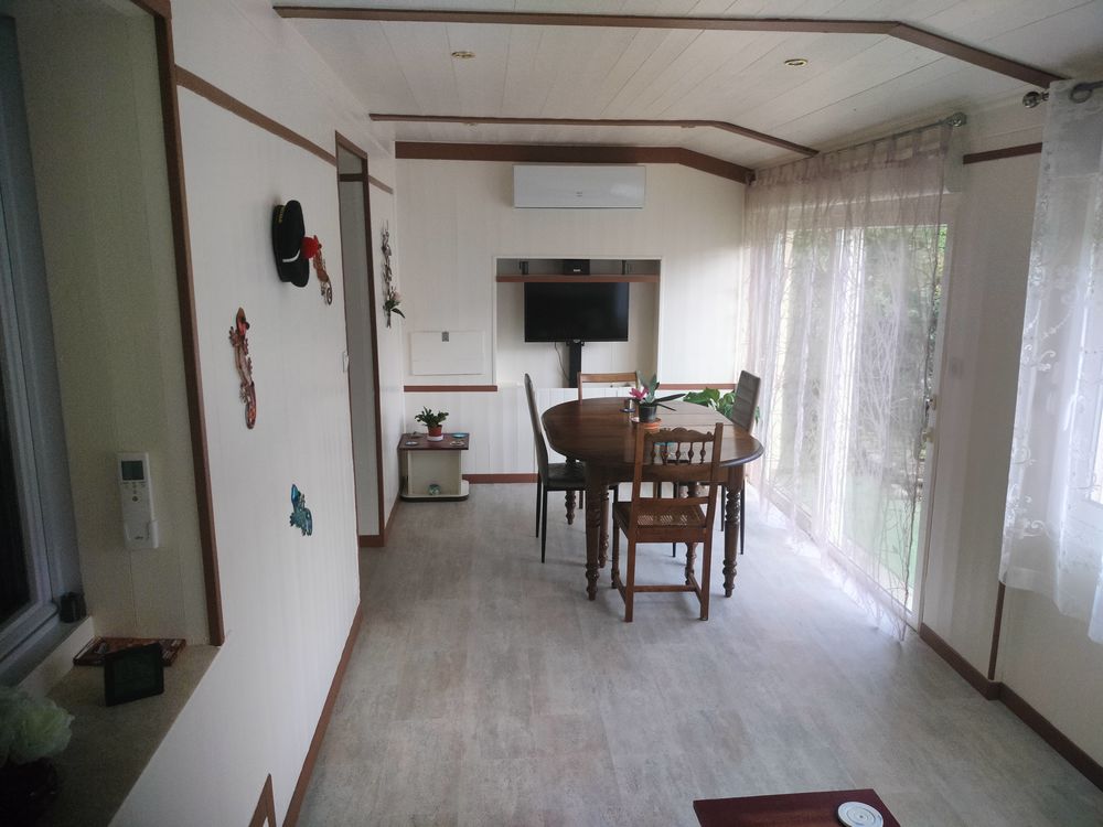 Maison familiale avec piscine, panneaux solaires et dépendan