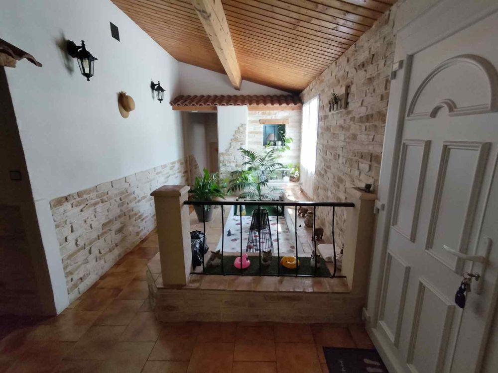 Maison familiale avec piscine, panneaux solaires et dépendan