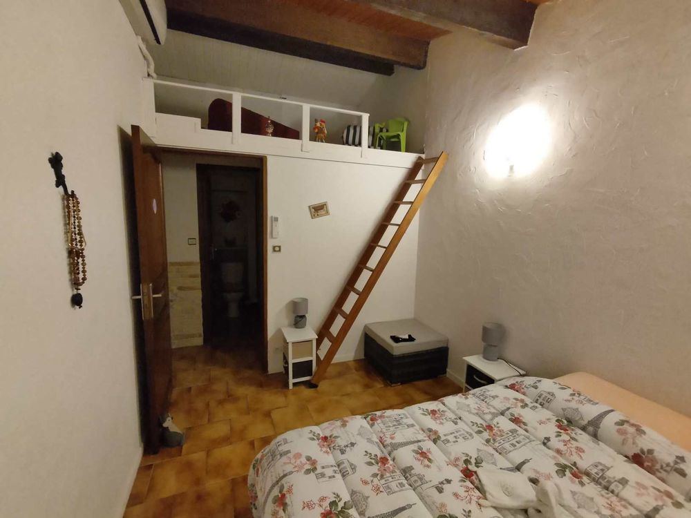 Maison familiale avec piscine, panneaux solaires et dépendan