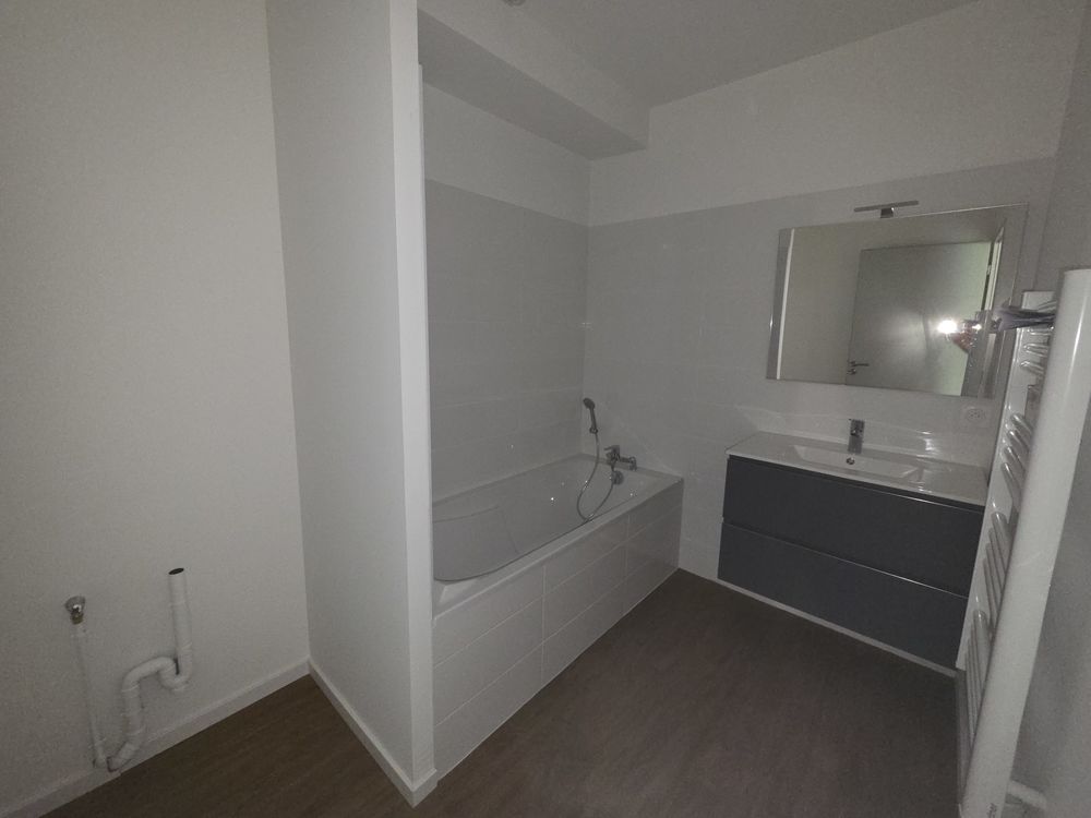 Superbe F4 neuf de 113 m² jardin et parkings
