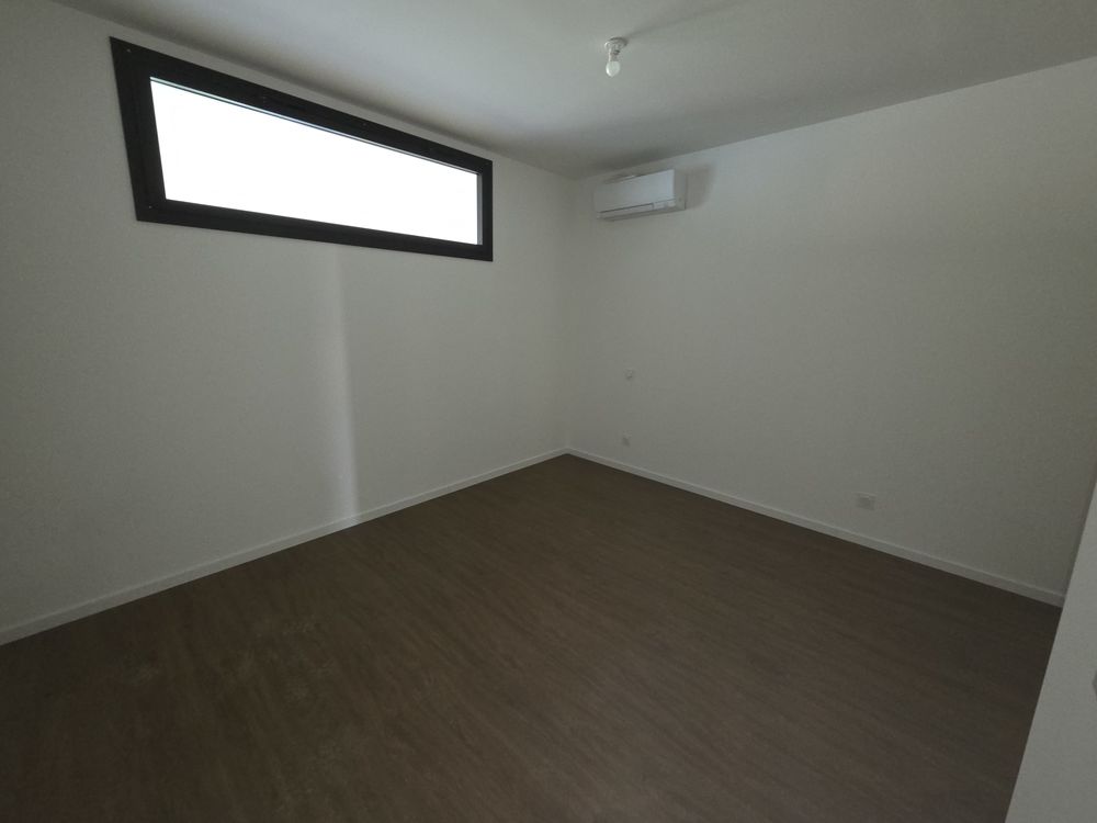 Superbe F4 neuf de 113 m² jardin et parkings