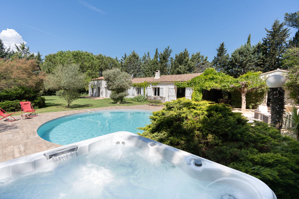 Aix-en-Provence à 25 km Propriété 240 m² de plain-pied.