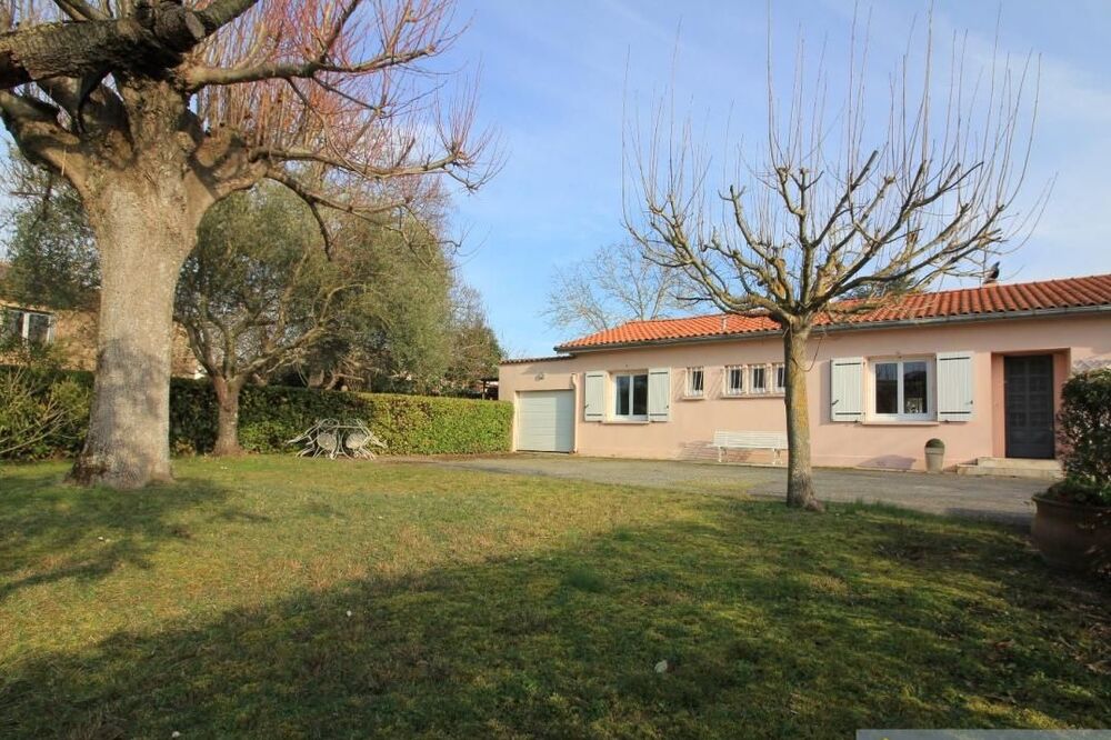Maison de plain pied , Centre village , garage, terrain clos