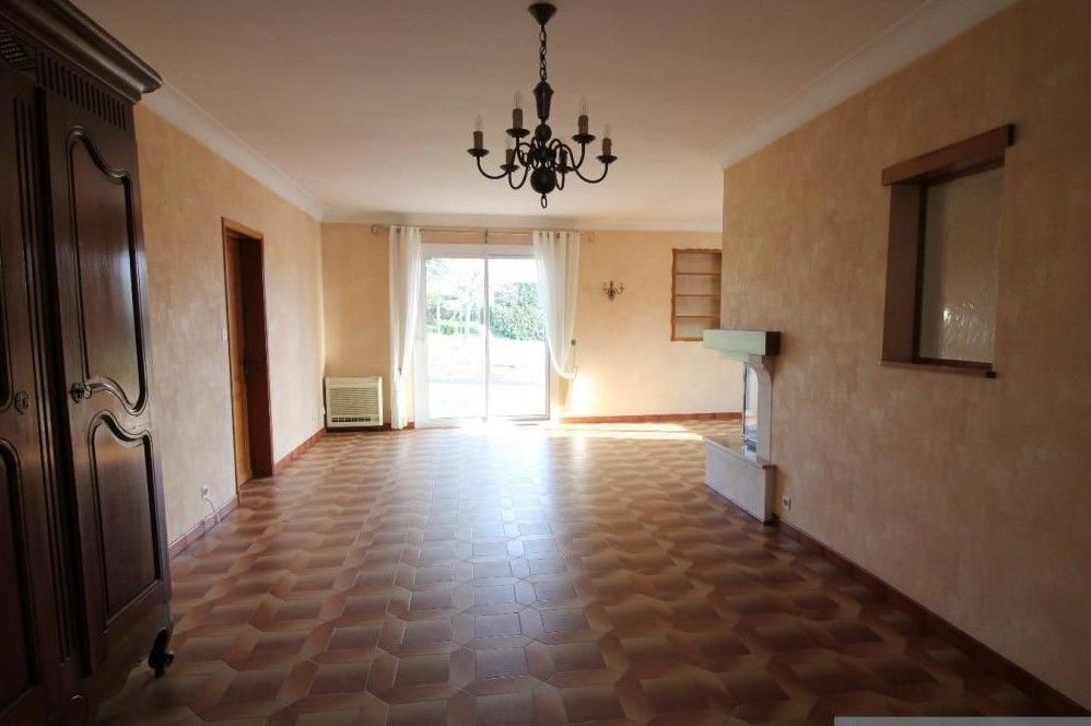 Maison de plain pied , Centre village , garage, terrain clos
