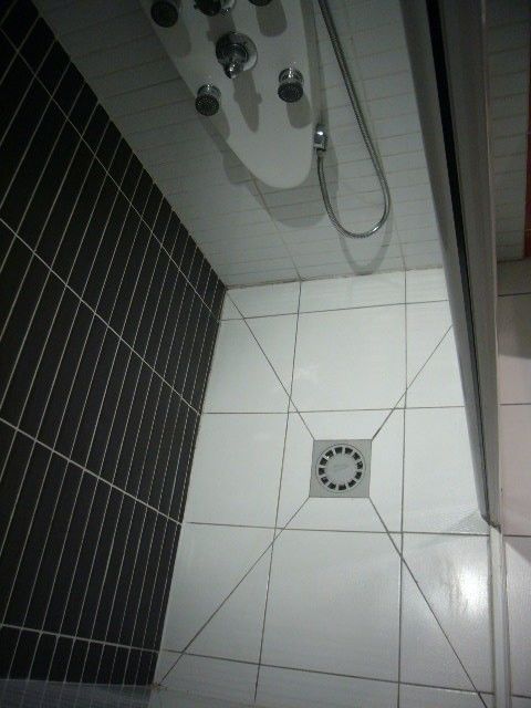 salle de douches avec WC, double vitrage, chauffage collecti