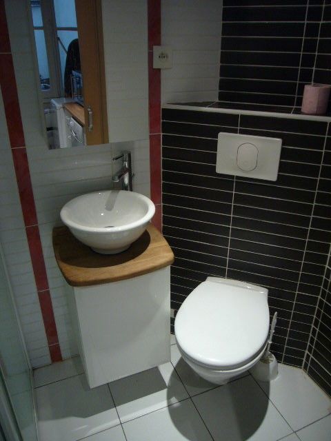 salle de douches avec WC, double vitrage, chauffage collecti
