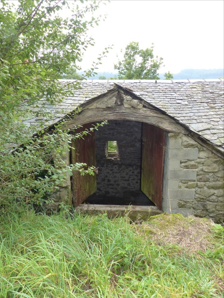 Grange en pierre avec vue sur le Lac du Laouzas