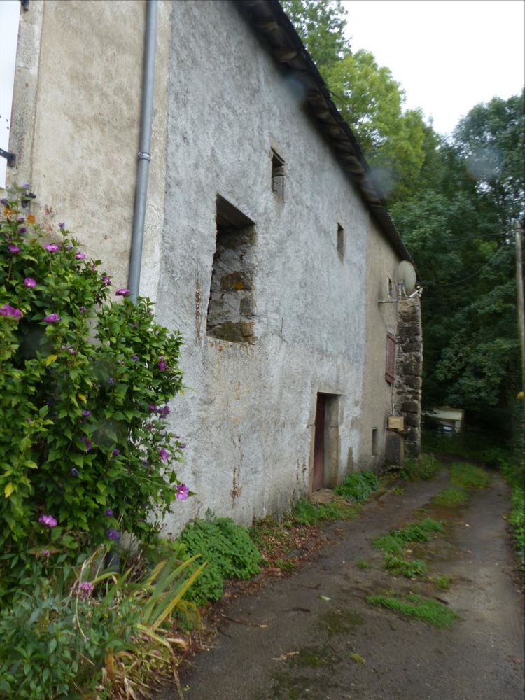 Grange en pierre avec vue sur le Lac du Laouzas