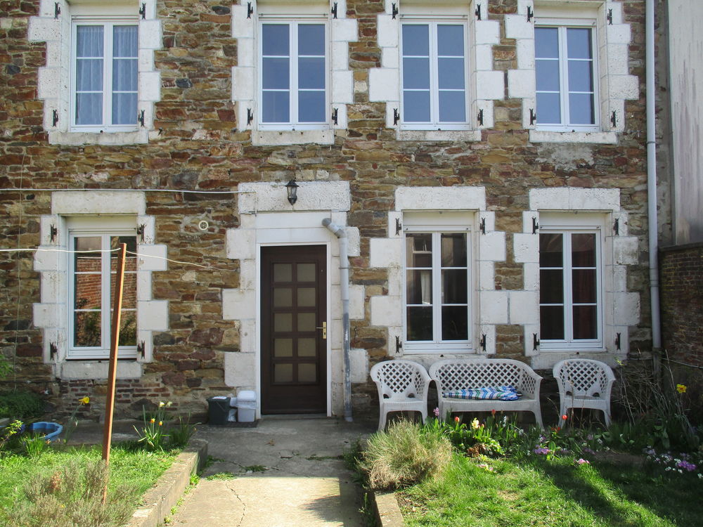 Maison avec garage et terrain