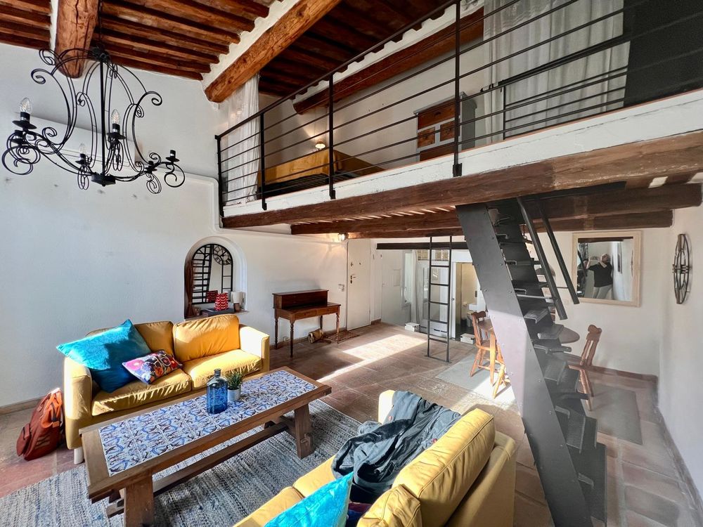 T1 56m2 avec mezzanine, proche Place de la Mairie