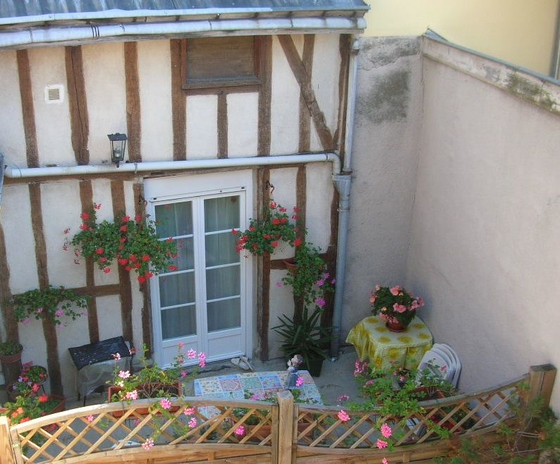CHALONS CTRE F2 Gd TERRAS comme une maison.