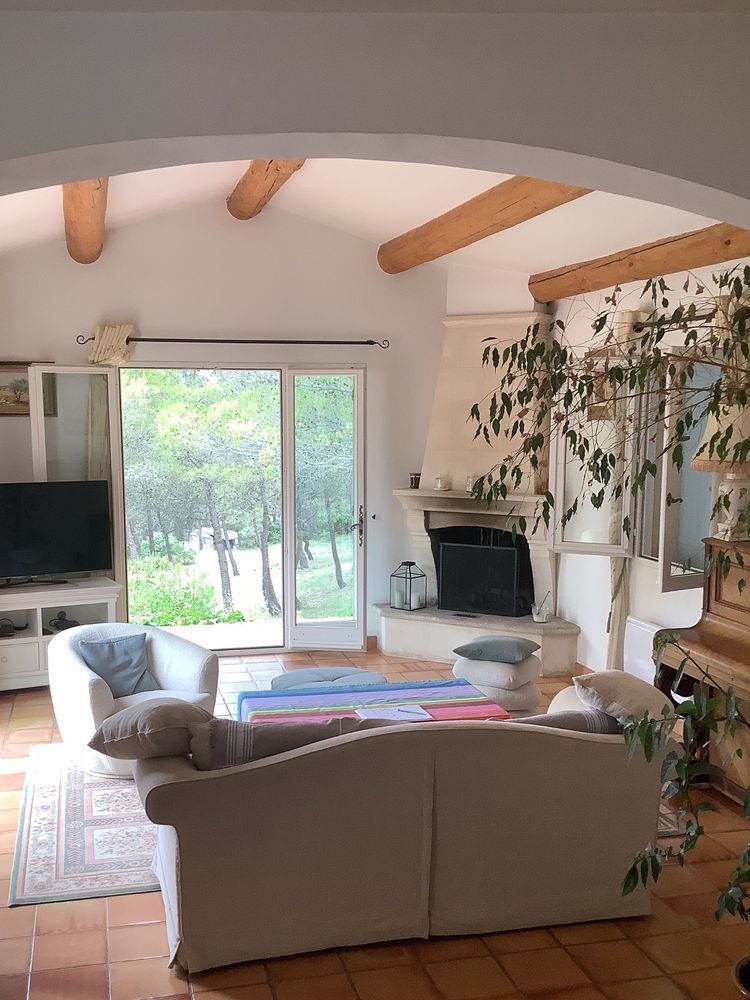 Villa provençale 190m2. 12645m2 7 pièces. 4 chambres , piscine et dépendance.