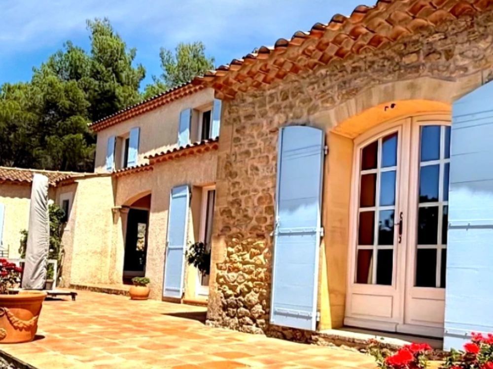 Villa provençale 190m2. 12645m2 7 pièces. 4 chambres , piscine et dépendance.