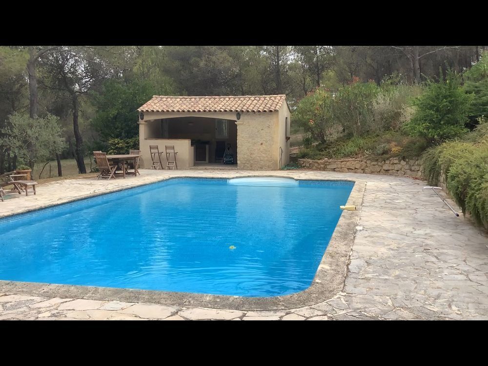 Villa provençale 190m2. 12645m2 7 pièces. 4 chambres , piscine et dépendance.
