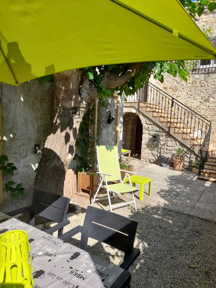 Maison 104m2 avec cave voûtée, cour et garage - Saint Remeze