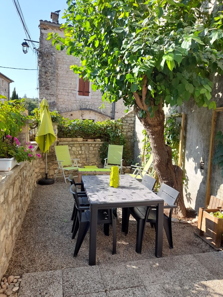 Maison 104m2 avec cave voûtée, cour et garage - Saint Remeze