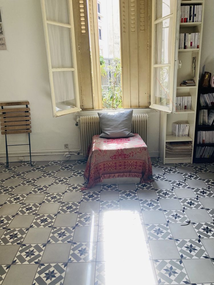 Grand studio de charme près du Panthéon dans ruelle pavée