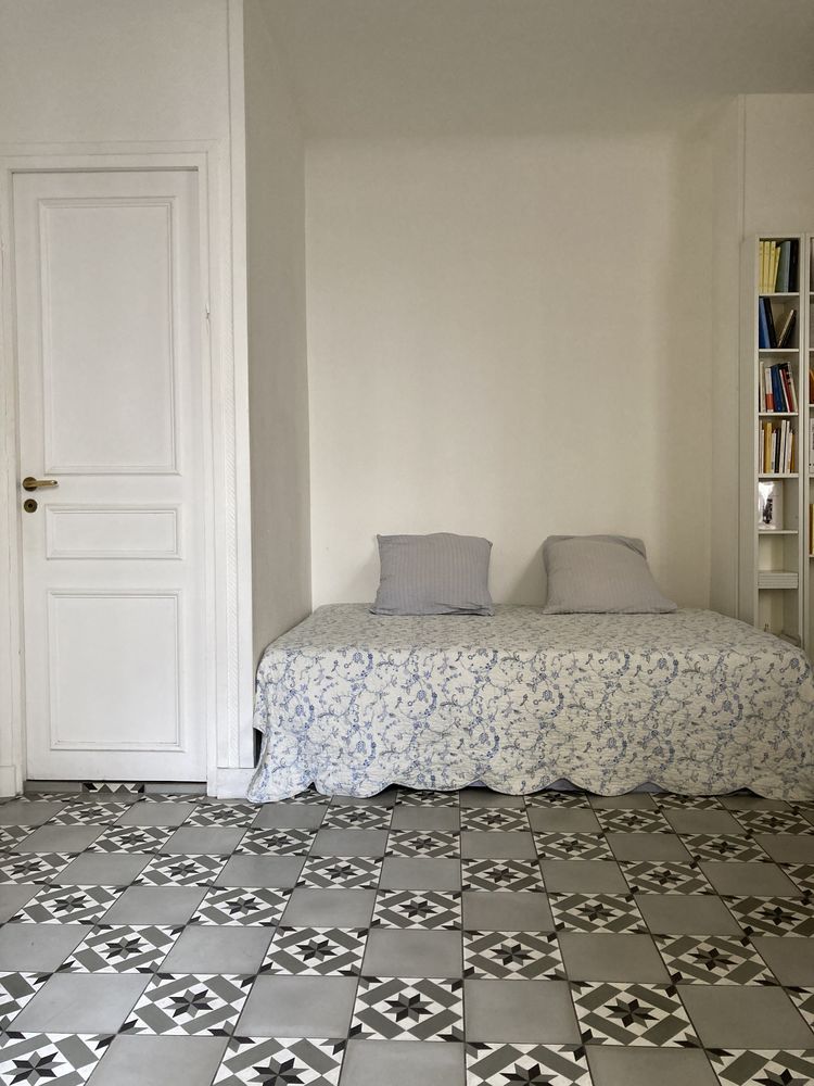 Grand studio de charme près du Panthéon dans ruelle pavée