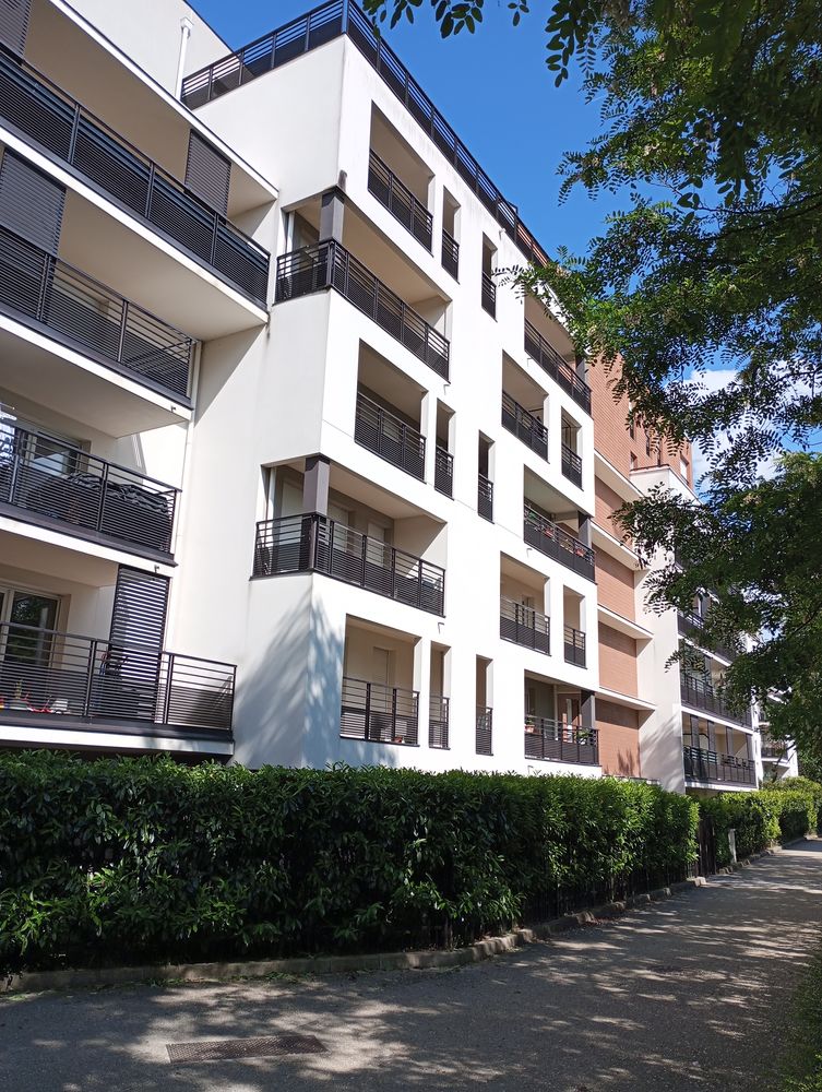 2 pièces 40 m2, bien exposé, à 2 pas du RER