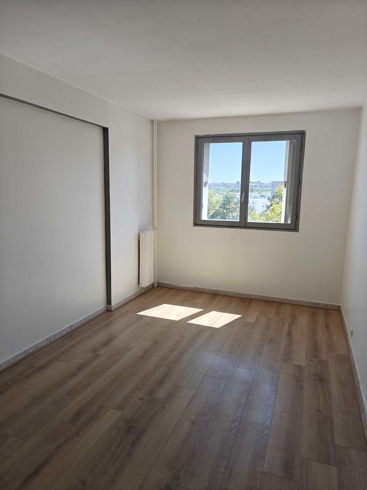 Neuilly-sur-Marne F4 de 84 m² traversant, balcon plein sud, cave et box