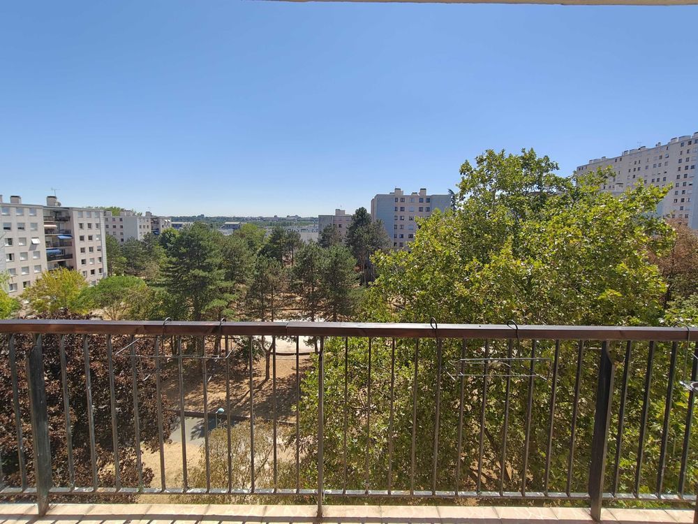Neuilly-sur-Marne €" F4 traversant de 84 m², balcon plein sud, box fermé et cave.