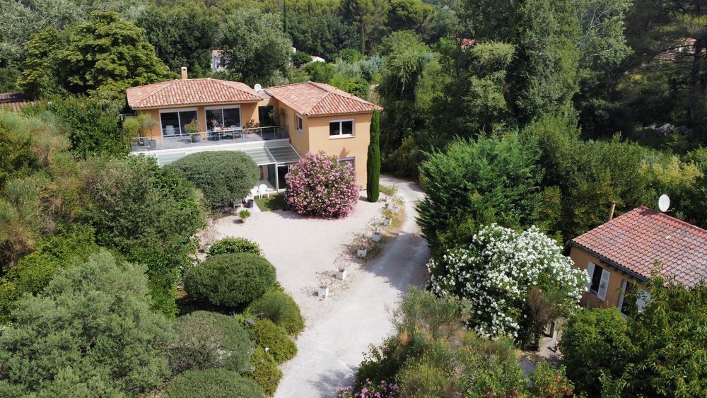 Belle propriété de 225 m² avec piscine, ascenseur et dépe