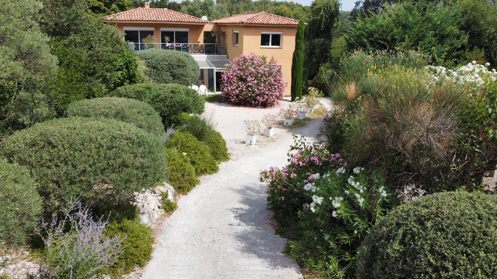 Belle propriété de 225 m² avec piscine, ascenseur et dépe