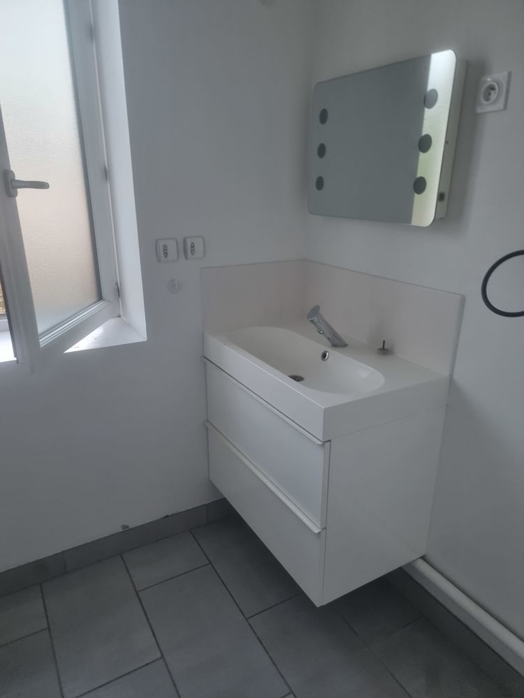 particulier T3 MEUBLE / EQUIPE / TERRASSE / PARKING