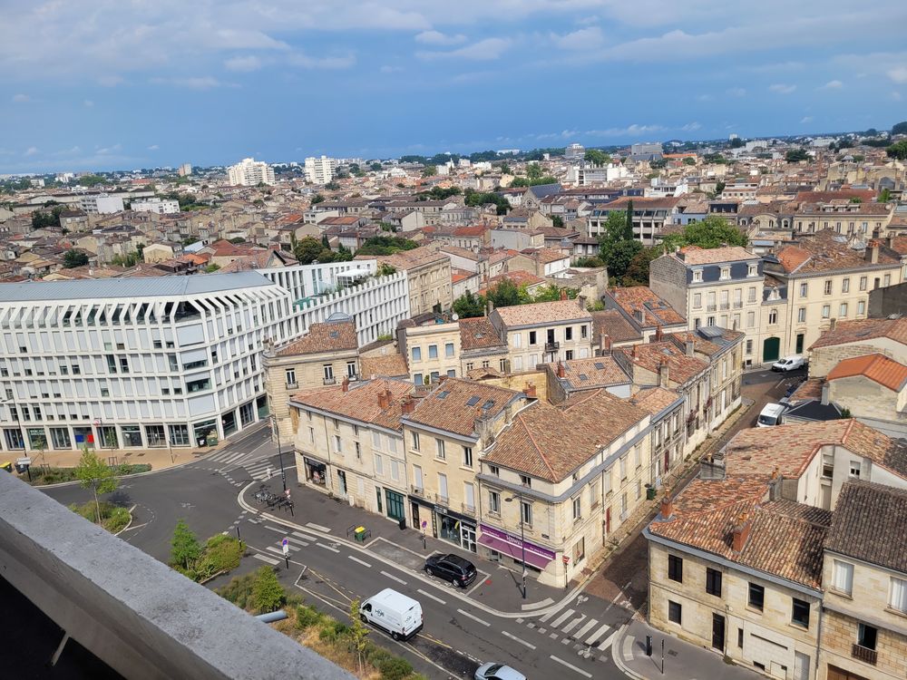 BORDEAUX grand appartement très clair récemment rénové