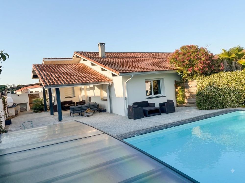 Villa récente de 140m2 avec piscine chauffée et couverte proche des plages Landaises