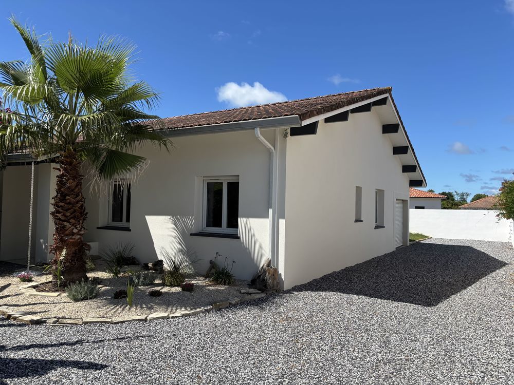 Villa récente de 140m2 avec piscine chauffée et couverte proche des plages Landaises