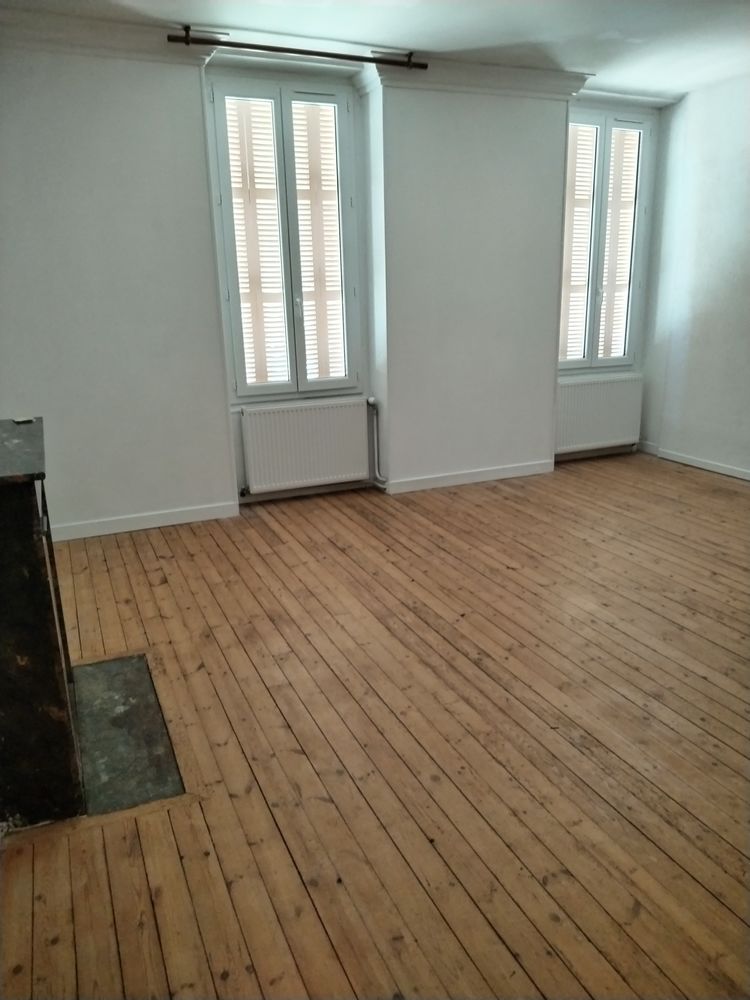 grande maison centre ville de Champdeniers, environ 160m2 h,
