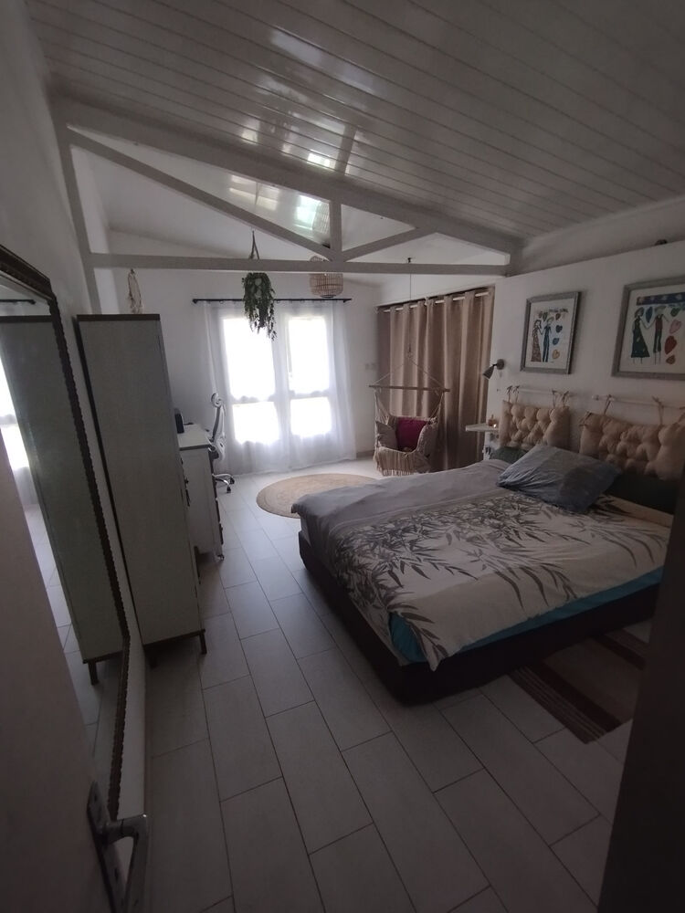 VILLA Bourbon bois 350000€, refaite et très astucieuse T 4/5