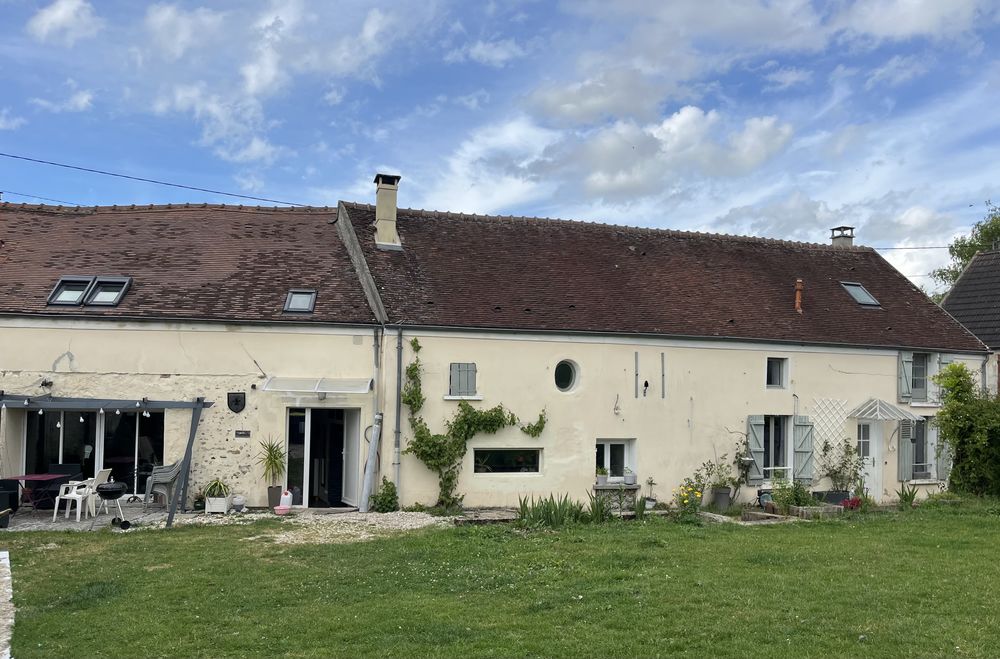 Grande maison briarde 2 logements sur 3,5 hectares attenants