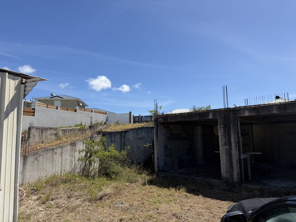 Terrain 594 m2 + gros ?uvre béton - Saint-Francois 230 000 €