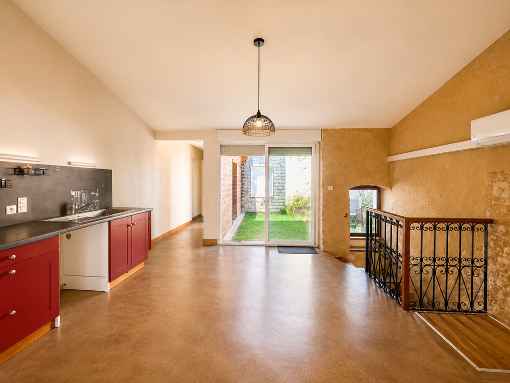 MAISON DE CARACTÈRE ENTIÈREMENT RÉNOVÉE 101 m². PARTICULIER