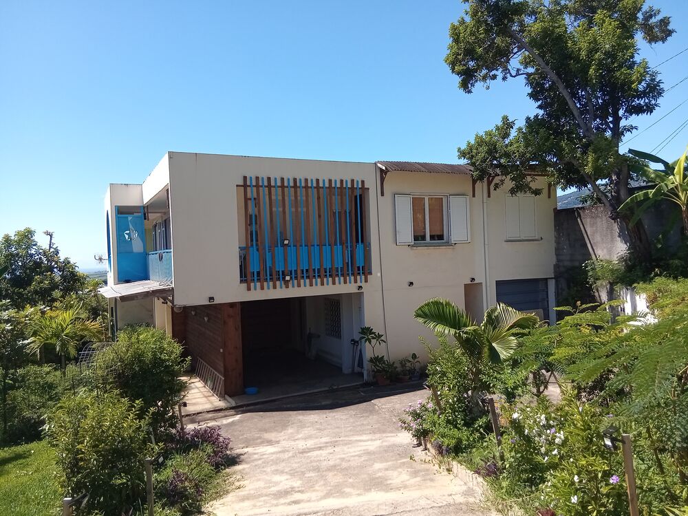 Grand terrain 1150m2 + grande maison 1979 à Ste Clotilde