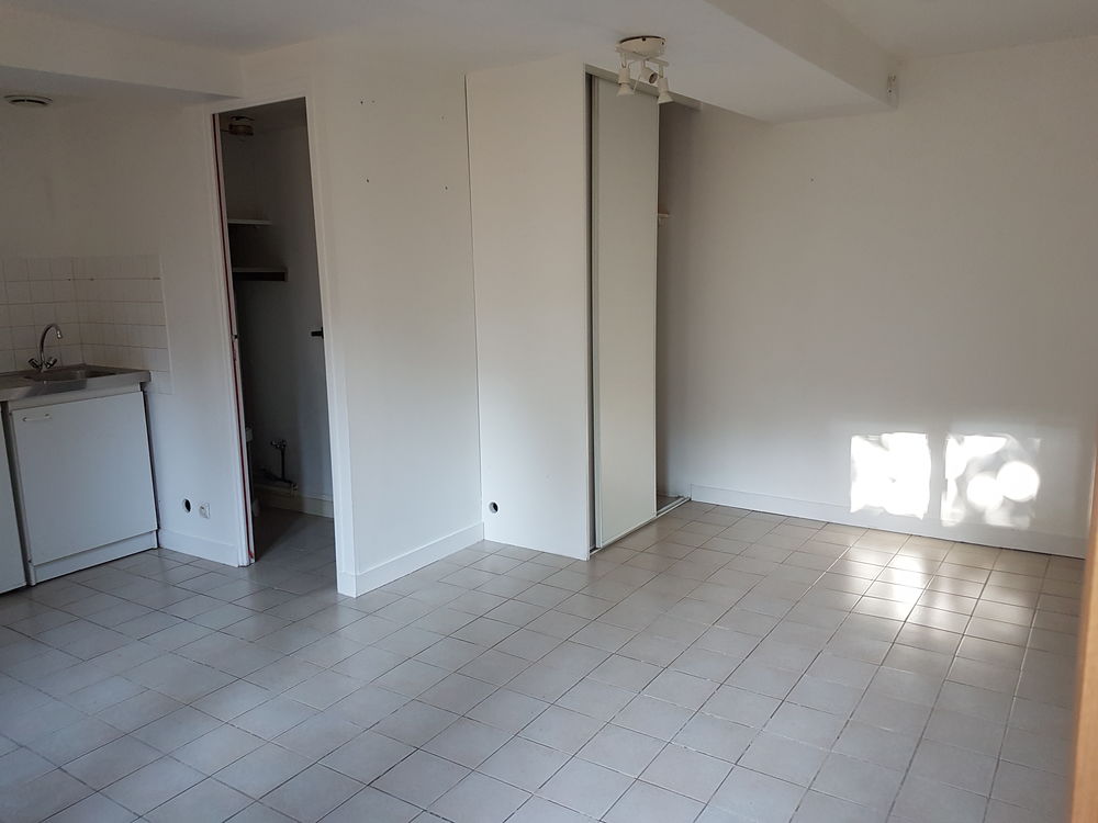 Studio rez de chaussé sur cour privée
