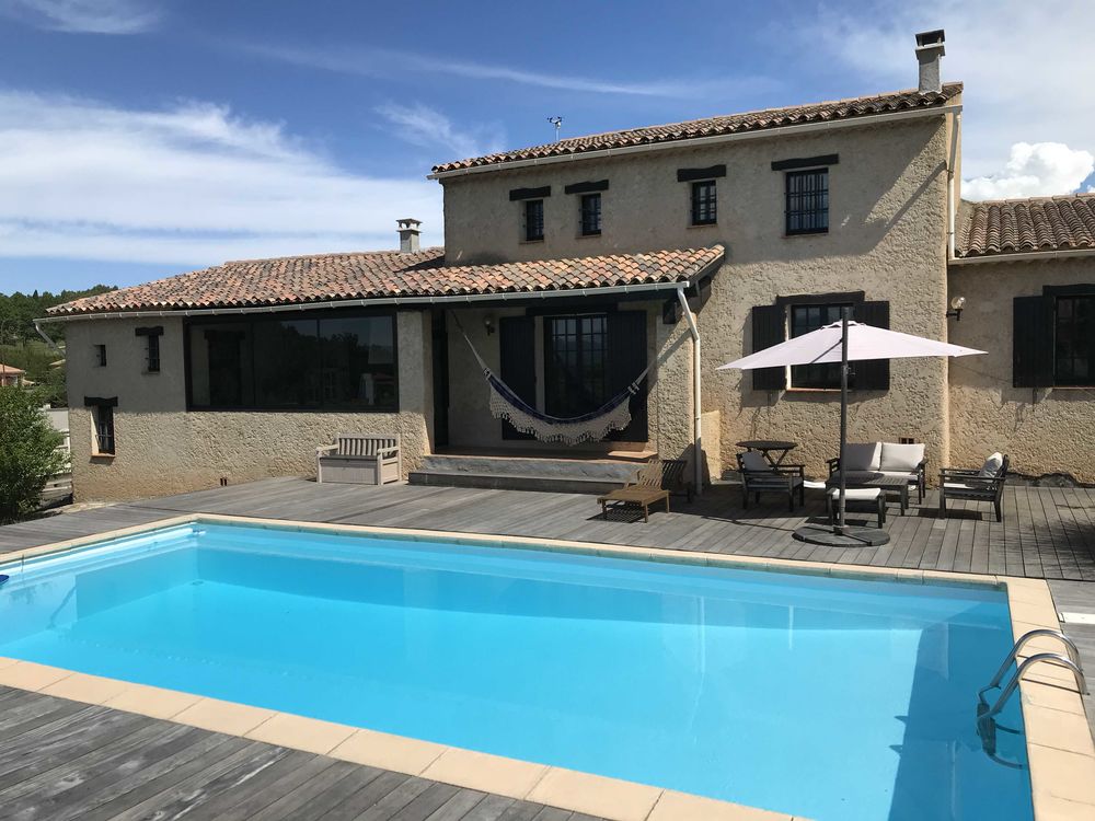 Belle villa avec vue et piscine