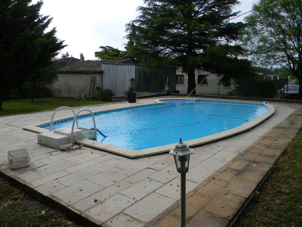 Pres centre commune et commerces , maison en tres bon état .