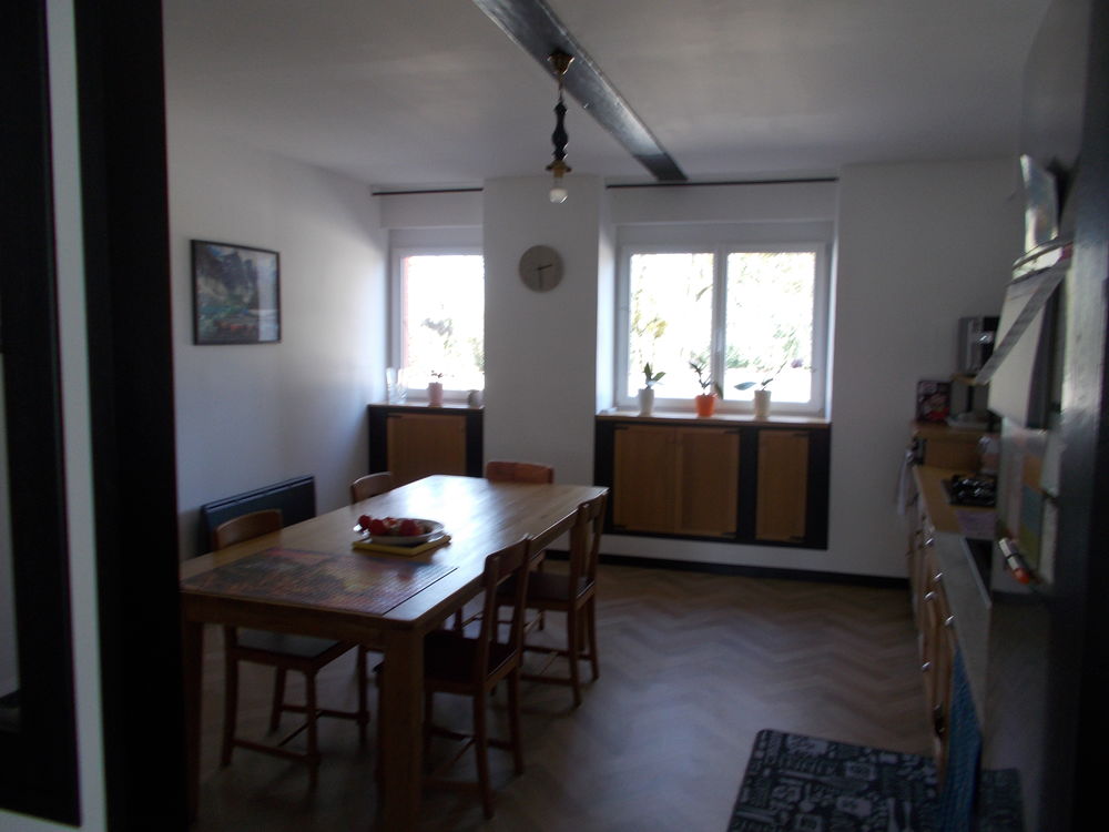 MAISON mitoyenne d'un coté