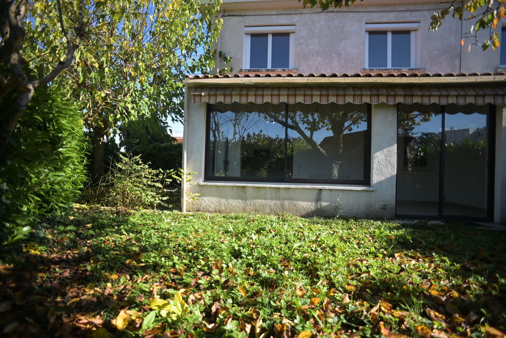 MAISON D HABITATION AVEC COMMERCE DE RAPPORT